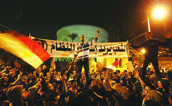 2012년 12월 9일 이집트 모하메드 무르시 대통령이 새 헌법에 대한 국민투표를 강행하기로 하면서, 반대하는 이들이 카이로 대통령궁에서 "투표를 멈춰라"는 구호를 외치고 있다.