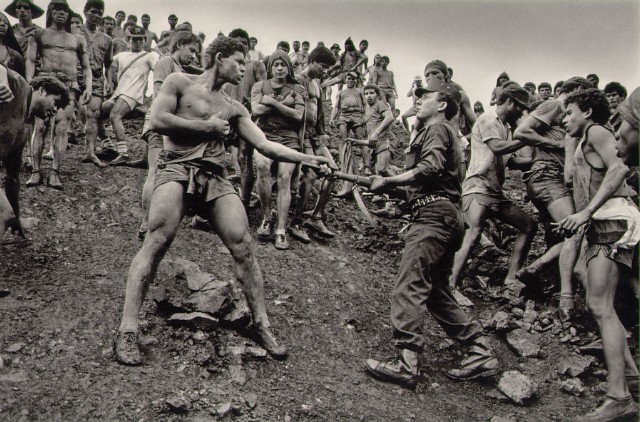 1986 세라 페다라 금광(브라질) 노동자와 무장한 경찰 간 논쟁